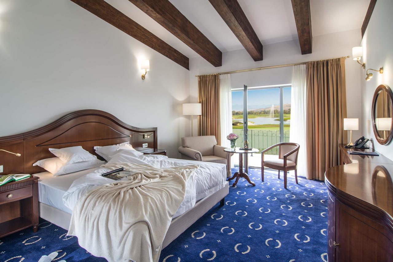 Theodora Golf Club Hotel Alba Iulia Eksteriør billede