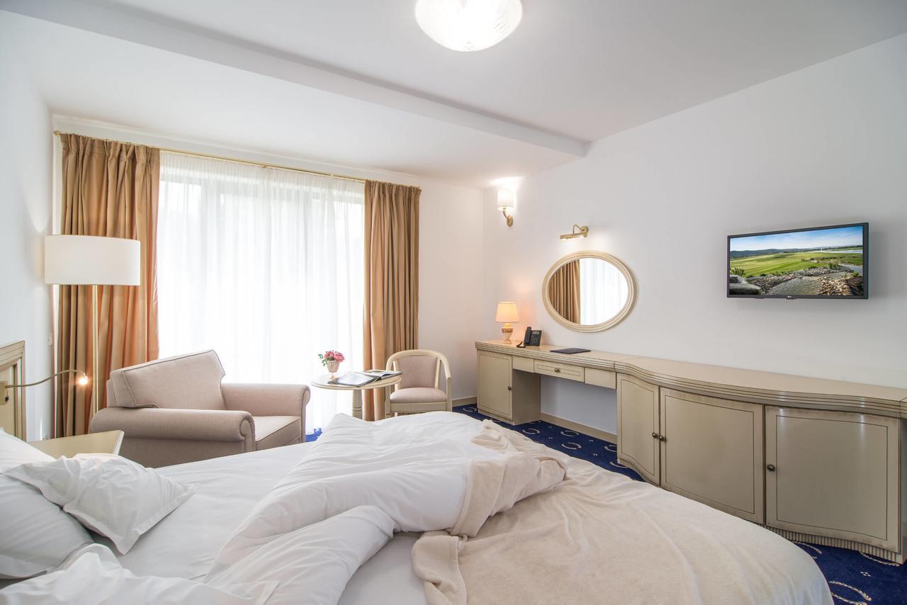 Theodora Golf Club Hotel Alba Iulia Eksteriør billede