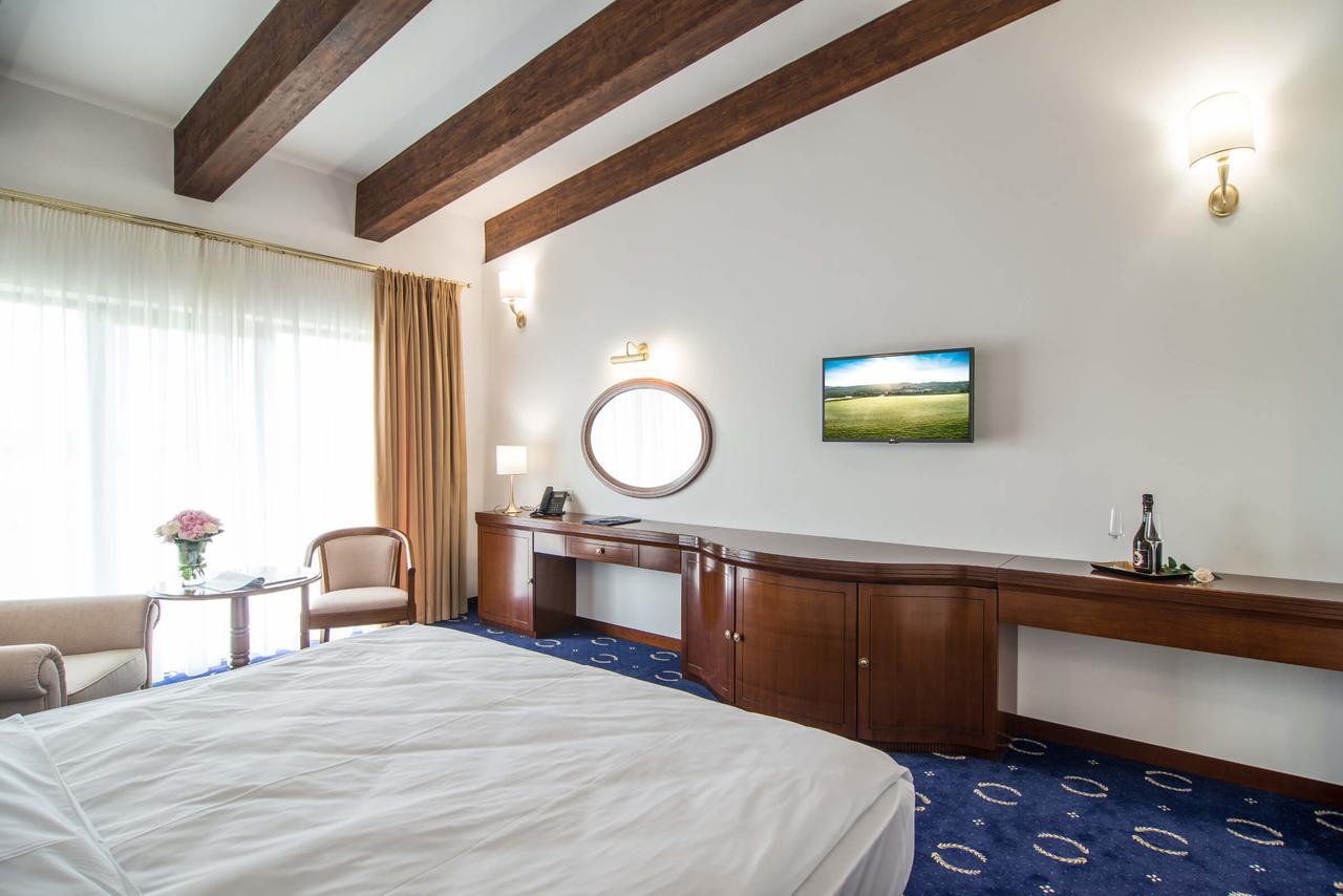 Theodora Golf Club Hotel Alba Iulia Eksteriør billede
